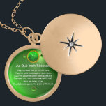 Collar Con Colgante Una vieja bendición irlandesa<br><div class="desc">Elegante, singular joya dorada con piedra de gema esmeralda e incrustaciones de shamrock con una antigua oración irlandesa en el interior para el Día de San Paddy (, Santa Patty ). Gemas 3D vibrantes y diseño muy preciso, modelado 3D y renderización por Bulgan Lumini (c).Parte de la serie Hyper Talismans....</div>