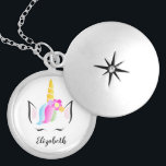 Collar Con Colgante Unicornio mágico de bonito femenina personalizado<br><div class="desc">Es mágica, increíble como un unicornio. Recuérdele su belleza y gracia con este collar de canasto. Personalice con su nombre en un tipo de letra elegante. Con mi unicornio de cabello arcoiris, ilustracion de cabeza de corona con flores y lindos y somnolientos azotes. Un regalo especial para la extraordinaria niñita...</div>