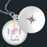 Collar Con Colgante Unicornio mágico de bonito femenina personalizado<br><div class="desc">Es mágica, increíble como un unicornio. Recuérdele su belleza y gracia con este collar de canasto. Personalice con su nombre en un tipo de letra elegante. Con mi unicornio de cabello arcoiris, ilustracion de cabeza de corona con flores y lindos y somnolientos azotes. Un regalo especial para la extraordinaria niñita...</div>