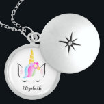 Collar Con Colgante Unicornio Personalizado Girly bonito<br><div class="desc">Es mágica, increíble como un unicornio. Recuérdele su belleza y gracia con este collar de canasto. Personalice con su nombre en un tipo de letra elegante. Con mi unicornio de cabello arcoiris, ilustracion de cabeza de corona con flores y lindos y somnolientos azotes. Un regalo especial para la extraordinaria niñita...</div>