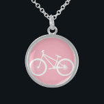 Collar de bicicleta blanca y rosa<br><div class="desc">Collar de bicicleta blanca y rosa sobre un fondo rosado. Es adorable,  linda y femenina. Es perfecto para cualquiera que le guste la bicicleta o para alguien que ame la naturaleza.</div>