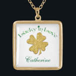 Collar de Chispas de Oro Blanco Verde<br><div class="desc">Este moderno collar de shamrock verde, blanco y dorado "Lucky in Love" tiene un rocín falso purpurina de oro (IMPRESIONADO) que coincide con la invitación a bodas irlandesa, celta o el Día de San Patricio que se muestra a continuación. Tiene un lugar para que lo personalizes con tu nombre, iniciales...</div>