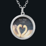 Collar de cisnes blancos<br><div class="desc">Elegante collar de cisnes blancos</div>