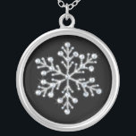 Collar de copos de nieve de cristal<br><div class="desc">Cristales resplandecientes y cuentas brillantes decoran el ilustracion fotográfico de este collar. Es un bello recuerdo para cualquier chica en la fiesta nupcial.</div>