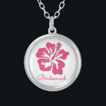Collar de donante de flores rosadas de Hibiscus<br><div class="desc">El collar presenta un original ilustracion de marca de una flor de hibisco hawaiano rosa tropical,  y BRIDESMAID en una fuente divertida. ¡Un regalo perfecto para las damas de honor!</div>