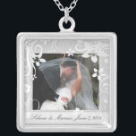 Collar de encargo del recuerdo de la boda/de la<br><div class="desc">El bonito,  collar personalizado,  hace un regalo pensativo para la nueva novia.  Jamie Wogan Edwards</div>