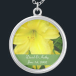 Collar de flores de Daylilies amarillo<br><div class="desc">Estos son los Daylilies Amarillos. Hace un gran regalo para un ser querido. Los nombres y la fecha se pueden cambiar por su cuenta. Simplemente introdúzcalos en los cuadros de texto a la derecha.</div>