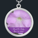 Collar de flores de Lilac Petunia<br><div class="desc">Esta es una flor Lilac Petunia. Hace un gran regalo para un ser querido. Los nombres y la fecha se pueden cambiar por su cuenta. Simplemente introdúzcalos en los cuadros de texto a la derecha. Mira mis otros collares en mi tienda.</div>