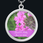 Collar de flores de Sissinghurst<br><div class="desc">Estas son las flores de Sissinghurst. Hace un gran regalo para un ser querido. Los nombres y la fecha se pueden cambiar por su cuenta. Simplemente introdúzcalos en los cuadros de texto a la derecha.</div>