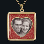 Collar de fondo de oro medio para el corazón fotog<br><div class="desc">No puedes evitar enamorarte de este hermoso collar personalizado para poner la foto de tu querida. Todo lo que necesitas hacer es cambiar la muestra de fotos y colocar tu propia foto. Puedes hacer tu foto más grande o más pequeña haciendo clic en "Personalizar". Esta muestra fotográfica fue tomada de...</div>