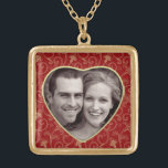 Collar de fondo de oro medio para el corazón fotog<br><div class="desc">No puedes evitar enamorarte de este hermoso collar personalizado para poner la foto de tu querida. Todo lo que necesitas hacer es cambiar la muestra de fotos y colocar tu propia foto. Puedes hacer tu foto más grande o más pequeña haciendo clic en "Personalizar". Esta muestra fotográfica fue tomada de...</div>