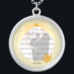 Collar de fotos de plata redondeada de flores amar<br><div class="desc">Personalice este collar de bonito para que tenga como favores matrimoniales en la recepción de su boda o para que usted mismo lo tenga como recuerdo de su día especial. Este collar es también el regalo perfecto para la novia en su ducha de novia. Personalice agregando su foto y cambiando...</div>