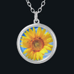 Collar de girasoles y abejas<br><div class="desc">Collares con girasol amarillo y abejas en el Día de verano del cielo azul - Personalizable - o Elegir / Añadir su foto única - Imagen / Texto - Nombre / Color / Fuente / Tamaño / más - Hacer su regalo de collar especial - Redimensionar y mover o eliminar...</div>