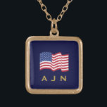 Collar de la Bandera Americana Monogramada de Oro<br><div class="desc">Este collar de bandera estadounidense es un gran regalo para hombres y mujeres. El diseño es de arte original.</div>
