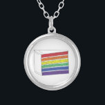 Collar de la capa de pastel del Orgullo Gay Arcoir<br><div class="desc">El collar presenta un original ilustracion de marca de una rebanada de tartas a rayas de arcoiris con escarcha en la parte superior. ¡Perfecto para celebrar el Orgullo!</div>