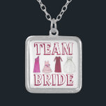 Collar de la dama de honor de la novia de la fiest<br><div class="desc">El collar presenta un ilustracion de marca original de una fila de vestidos de fiesta nupcial,  con TEAM BRIDE en una fuente divertida. ¡Un gran regalo de fiesta de novias!</div>