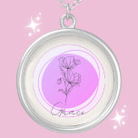 Collar de la flor de la amapola de agosto - Person<br><div class="desc">Nuestro "collar de flor de pájaros de agosto" captura la esencia de agosto con la amapola vibrante y resistente. Envuelto en un sutil fondo de lavanda, el diseño de la amapola simboliza el recuerdo y la fuerza del espíritu, convirtiéndolo en un regalo significativo para los nacidos en agosto. Personalice este...</div>