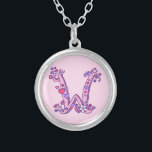 Collar de letras decorativas en monograma W<br><div class="desc">Bonitos y flor letra W monograma pendiente. Dibujo de letras caprichosas de la letra inicial mayúscula W ideal para chicas de regalo con un nombre que comienza con W. El color de fondo se puede cambiar si se requiere, actualmente rosa claro. © Dibujo y diseño originales de Sarah Trett www.sarahtrett.com...</div>
