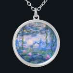Collar de los lirios de agua de Monet<br><div class="desc">Collar de los lirios de agua de Monet. Pintura al óleo en lona a partir de 1916. Monet pintó su charca famosa del lirio de agua obsesivamente durante los años finales de su carrera, extrayendo la inspiración de la luz del sol y su efecto de desplazamiento sobre el agua y...</div>
