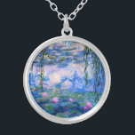 Collar de los lirios de agua de Monet<br><div class="desc">Collar de los lirios de agua de Monet. Pintura al óleo en lona a partir de 1916. Monet pintó su charca famosa del lirio de agua obsesivamente durante los años finales de su carrera, extrayendo la inspiración de la luz del sol y su efecto de desplazamiento sobre el agua y...</div>