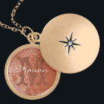 Collar de Monograma de Damasco de Coral Profunda<br><div class="desc">Cariño,  escote el collar para ella en El día de San Valentín o aniversario. Monograma y nombre de tu novia.</div>