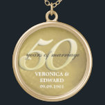 Collar de oro del aniversario<br><div class="desc">50 años de boda son razón para celebrar. Honre ese par especial en estilo con este collar del recuerdo. Una fotografía del primer de un fondo metalizado cepillado del oro compensa el "5-0 grande" sobreimpreso con su texto modificado para requisitos particulares. Añada la fecha del nombre y del boda del...</div>