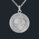 Collar De Plata De Ley 25º aniversario del Boda Sparkle Silver Heart<br><div class="desc">Hermoso diseño de corazón plateado adornado con brillantes antecedentes impresos purpurinas de plata en este romántico collar de plata esterlina celebrando su 25º aniversario de Boda. El texto está listo para que el personalizar tenga sus nombres y fechas.</div>