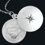 Collar De Plata De Ley 25° Aniversario del Boda de Plata<br><div class="desc">Collar de krillon gris plateado con damasco floral para un 25 aniversario boda. Un elegante cartel plateado se acentúa con dos Calla Lilies y tiene un texto de arte que dice 25 años en escritura ornamental. El texto superior está listo para que usted pueda personalizar con nombres y fechas de...</div>