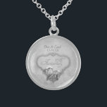 Collar De Plata De Ley 25° Aniversario del Boda de Plata<br><div class="desc">Calla gris plateada Lily conserva un collar de plata esterlina con fondo de damasco floral para un 25 aniversario de boda. Un elegante cartel plateado se acentúa con dos Calla Lilies y tiene un texto de arte que dice 25 años en escritura ornamental. El texto superior está listo para que...</div>