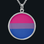Collar De Plata De Ley Bandera del Orgullo Bisexual<br><div class="desc">La bandera del orgullo bisexual fue diseñada en 1998 para darle a la comunidad bisexual su propio símbolo comparable a la bandera del orgullo gay de la comunidad LGBT más grande y aumentar la visibilidad de los bisexuales, tanto entre la sociedad como dentro de la comunidad LGBT. La franja rosada...</div>