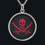 Collar De Plata De Ley Bandera pirata de Crimson Skull & Swords Jack en C<br><div class="desc">Un crecimiento bajo cruzó las olas, no de la tormenta que se avecinaba en el horizonte, sino de la garganta del capitán Jack. Sus ojos oscuros, que solían brillar con malicia, tenían una mirada estridente mientras observaba el barco que se acercaba. La "venganza", su eslúpulo, se coló ligeramente en el...</div>
