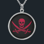 Collar De Plata De Ley Bandera pirata de Crimson Skull & Swords Jack en C<br><div class="desc">Un crecimiento bajo cruzó las olas, no de la tormenta que se avecinaba en el horizonte, sino de la garganta del capitán Jack. Sus ojos oscuros, que solían brillar con malicia, tenían una mirada estridente mientras observaba el barco que se acercaba. La "venganza", su eslúpulo, se coló ligeramente en el...</div>