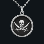 Collar De Plata De Ley Bandera pirata jolly roger<br><div class="desc">Personalice fácilmente a estos niños divertidos y modernos gráficos de cráneo pirata Jolly Roger y cruza la bandera de espadas en un fondo negro. Puede cambiar fácilmente el color de fondo de una gama de más de 200 colores .</div>