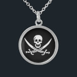 Collar De Plata De Ley Bandera pirata jolly roger<br><div class="desc">Personalice fácilmente a estos niños divertidos y modernos gráficos de cráneo pirata Jolly Roger y cruza la bandera de espadas en un fondo negro. Puede cambiar fácilmente el color de fondo de una gama de más de 200 colores .</div>