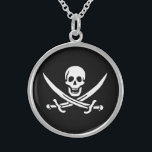 Collar De Plata De Ley Blanco, Bandera Pirata Calico Jack, Calavera y Cri<br><div class="desc">Un crecimiento bajo cruzó las olas, no de la tormenta que se avecinaba en el horizonte, sino de la garganta del capitán Jack. Sus ojos oscuros, que solían brillar con malicia, tenían una mirada estridente mientras observaba el barco que se acercaba. La "venganza", su eslúpulo, se coló ligeramente en el...</div>