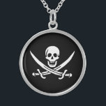 Collar De Plata De Ley Blanco, Bandera Pirata Calico Jack, Calavera y Cri<br><div class="desc">Un crecimiento bajo cruzó las olas, no de la tormenta que se avecinaba en el horizonte, sino de la garganta del capitán Jack. Sus ojos oscuros, que solían brillar con malicia, tenían una mirada estridente mientras observaba el barco que se acercaba. La "venganza", su eslúpulo, se coló ligeramente en el...</div>