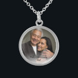 Collar De Plata De Ley Boda Memorial Padre Foto Bouquet Charm<br><div class="desc">Personaliza este encanto con una fotografía de tu padre para que puedas llevarlo contigo el día de tu boda. Se puede usar como collar o como cinta adhesiva para darle un toque de encanto a un ramo de flores.</div>