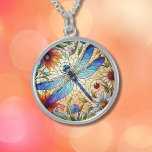 Collar De Plata De Ley Botánica de la libélula azul de vidrio templado pa<br><div class="desc">Este hermoso diseño floral de libélula azul incluye un efecto de vidrio manchado. Las palabras motivadoras "Abrazar el viaje" pueden cambiarse,  eliminarse o dejarse tal como están.</div>