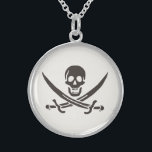 Collar De Plata De Ley Calavera obsidiana espada Bandera pirata de Calico<br><div class="desc">Un crecimiento bajo cruzó las olas, no de la tormenta que se avecinaba en el horizonte, sino de la garganta del capitán Jack. Sus ojos oscuros, que solían brillar con malicia, tenían una mirada estridente mientras observaba el barco que se acercaba. La "venganza", su eslúpulo, se coló ligeramente en el...</div>