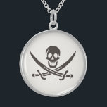 Collar De Plata De Ley Calavera obsidiana espada Bandera pirata de Calico<br><div class="desc">Un crecimiento bajo cruzó las olas, no de la tormenta que se avecinaba en el horizonte, sino de la garganta del capitán Jack. Sus ojos oscuros, que solían brillar con malicia, tenían una mirada estridente mientras observaba el barco que se acercaba. La "venganza", su eslúpulo, se coló ligeramente en el...</div>