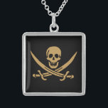 Collar De Plata De Ley Calico Jack, Pirata Azteca de Oro y Pirata de Cutl<br><div class="desc">Un crecimiento bajo cruzó las olas, no de la tormenta que se avecinaba en el horizonte, sino de la garganta del capitán Jack. Sus ojos oscuros, que solían brillar con malicia, tenían una mirada estridente mientras observaba el barco que se acercaba. La "venganza", su eslúpulo, se coló ligeramente en el...</div>