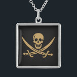 Collar De Plata De Ley Calico Jack, Pirata Azteca de Oro y Pirata de Cutl<br><div class="desc">Un crecimiento bajo cruzó las olas, no de la tormenta que se avecinaba en el horizonte, sino de la garganta del capitán Jack. Sus ojos oscuros, que solían brillar con malicia, tenían una mirada estridente mientras observaba el barco que se acercaba. La "venganza", su eslúpulo, se coló ligeramente en el...</div>