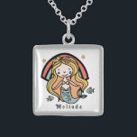 Collar De Plata De Ley Chica personalizada Escandinava Cute Mermaid<br><div class="desc">Sirena adorable con peces,  arcoíris y estrellas de temática escandinava. Cambie el nombre y la letra de su hijo fácilmente bajo el botón "Personalizado". ¡Echa un vistazo a todos los productos que coincidan en mi tienda!</div>