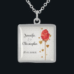 Collar De Plata De Ley Corazones de amor dorados y Boda rojo<br><div class="desc">Un elegante collar para celebrar a tus nupciales con corazones de amor de color dorado colgados detrás de una rosa roja de tallo largo. El fondo es un sutil patrón de corazones de amor. El texto es totalmente personalizable para su propia ocasión especial.</div>