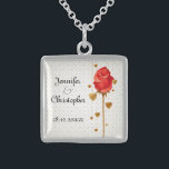 Collar De Plata De Ley Corazones de amor dorados y Boda rojo<br><div class="desc">Un elegante collar para celebrar a tus nupciales con corazones de amor de color dorado colgados detrás de una rosa roja de tallo largo. El fondo es un sutil patrón de corazones de amor. El texto es totalmente personalizable para su propia ocasión especial.</div>