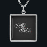 Collar De Plata De Ley El Sr. y la Sra. Husband Esposa Sus Nuevas Cameras<br><div class="desc">Un monograma clásico para el Sr. y la Sra. para recién casados estableció parejas mamá papá novia o novio. Una idea perfecta de regalo de último minuto. El Sr. y la Sra. Husband Esposa a sus recién casados en un regalo personalizado para llevar o compartir. Utilice el enlace "Mensaje" para...</div>
