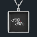 Collar De Plata De Ley El Sr. y la Sra. Husband Esposa Sus Nuevas Cameras<br><div class="desc">Un monograma clásico para el Sr. y la Sra. para recién casados estableció parejas mamá papá novia o novio. Una idea perfecta de regalo de último minuto. El Sr. y la Sra. Husband Esposa a sus recién casados en un regalo personalizado para llevar o compartir. Utilice el enlace "Mensaje" para...</div>