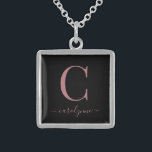 Collar De Plata De Ley Elegante Rosa negro dorado Monograma Nombre<br><div class="desc">Moda Elegante collar de oro rosa rosa rosado monograma sobre un fondo negro de moda. Fácil de personalizar con su propio nombre y detalles. Perfecto para tu lujoso estilo de vida. Póngase en contacto con nosotros en cedarandstring@gmail.com si necesita ayuda con el diseño o productos de coincidencia.</div>