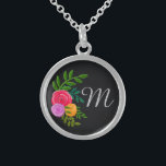 Collar De Plata De Ley Floral de bonito en Chalkboard Monogramado<br><div class="desc">Sencilla y elegante acuarela floral sobre pizarra de color negro personalizada con inicial.</div>