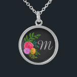 Collar De Plata De Ley Floral de bonito en Chalkboard Monogramado<br><div class="desc">Sencilla y elegante acuarela floral sobre pizarra de color negro personalizada con inicial.</div>
